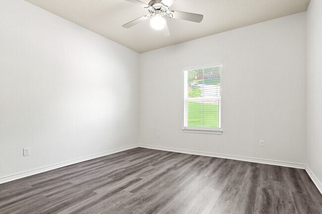 Building Photo - * MOVE IN SUMMER 07/03/2027 * 6 Bed 4 Bath Home, Walk to TCU Light Housekeeping Included