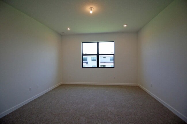 Building Photo - 14050 SW Thorens Dr