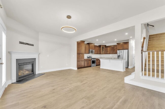 Building Photo - Beautiful 3 BR, 2.5 BA Townhome in highly ...
