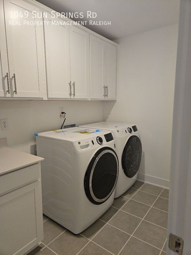 Building Photo - 1049 Sun Spgs Rd