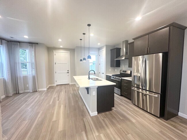 Building Photo - Luxury Living in the Heart of Star, ID – Gated Townhome with High-End Finishes