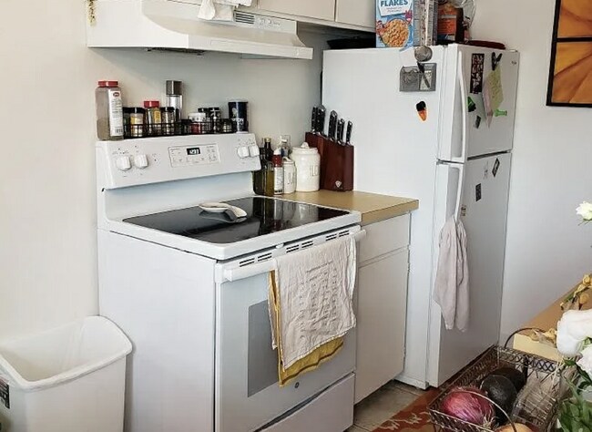 Building Photo - Fully Remodeled 1 Bedroom/1 Bathroom Apartment Available August 1st!