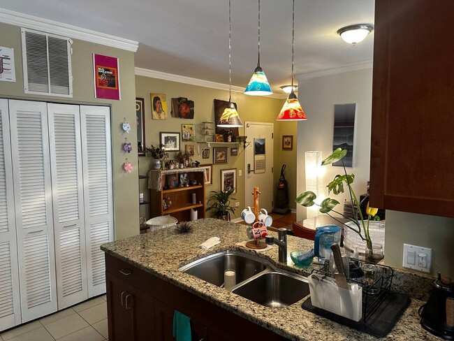 Building Photo - Spacious 3 Bed, 2 Bath Steps to Taylor Street
