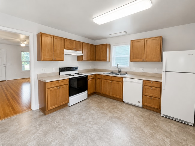 Building Photo - Three bedroom, 2 bath house in Gibsonville