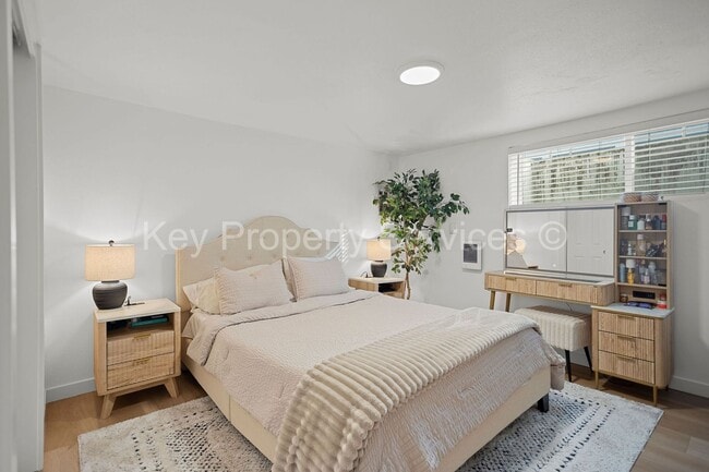 Building Photo - Updated Lakeshore Area Condo