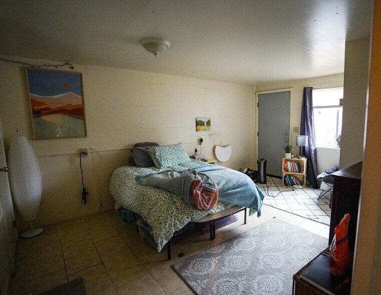 Building Photo - 2 Charles St