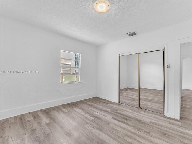 Building Photo - 1932 Dewey St