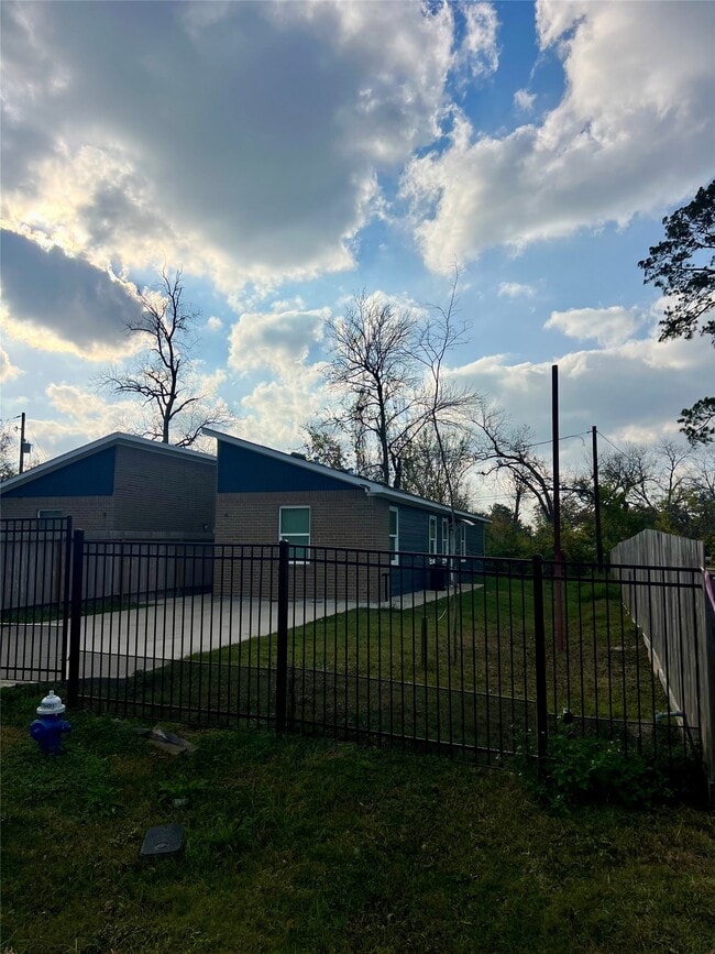 Building Photo - 9809 Leath St