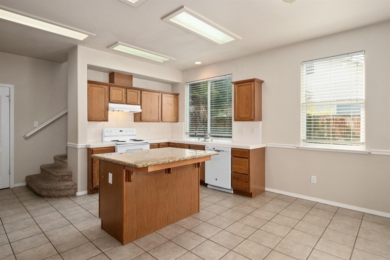 Building Photo - 68 W Bordeaux Ln