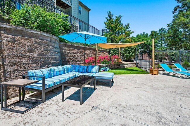 Building Photo - 400 Legends Terrace Dr