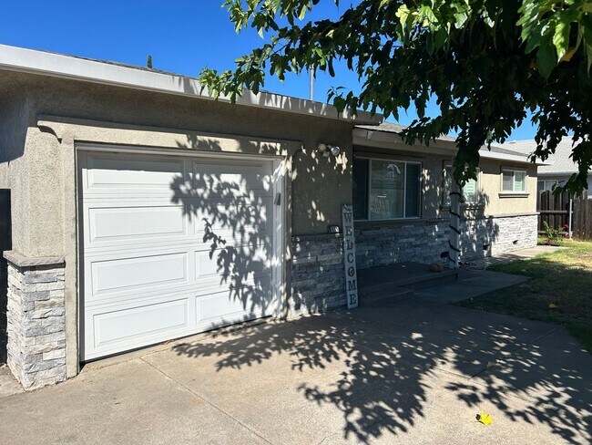 Building Photo - 3 Bedroom/1 Full Remodeled Bath Stockton Ca