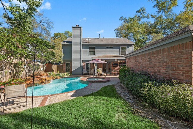 Building Photo - 111 S Village Knoll Cir