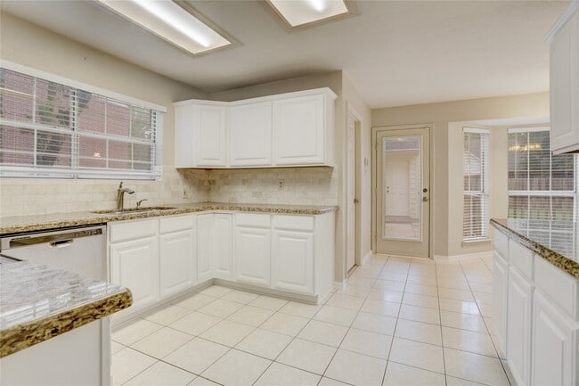 Building Photo - 10 E Trillium Cir