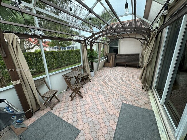 Building Photo - 1525 Lacosta Dr W