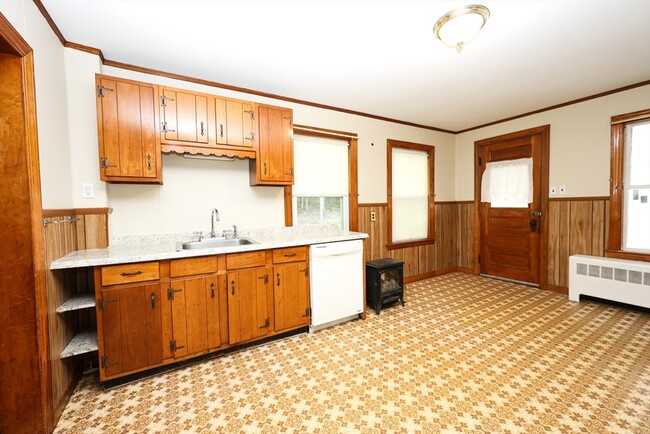 Building Photo - 354 Pond St