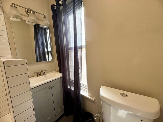 Building Photo - 1224 Eckert Ave