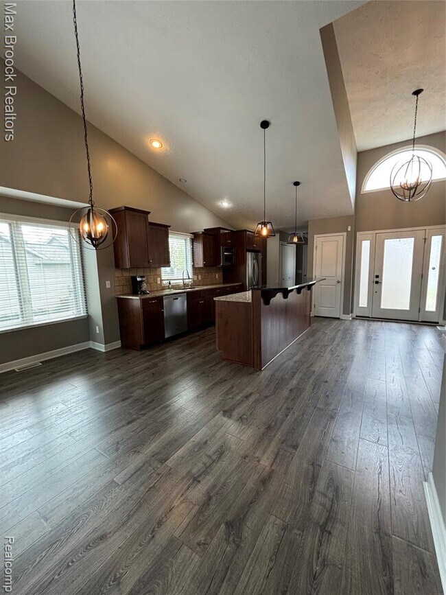 Building Photo - 2546 Highridge Ln SE