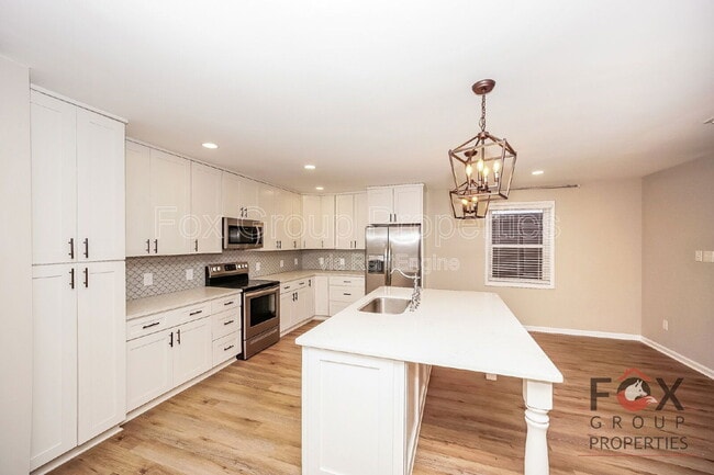 Building Photo - 305 Camelot Dr