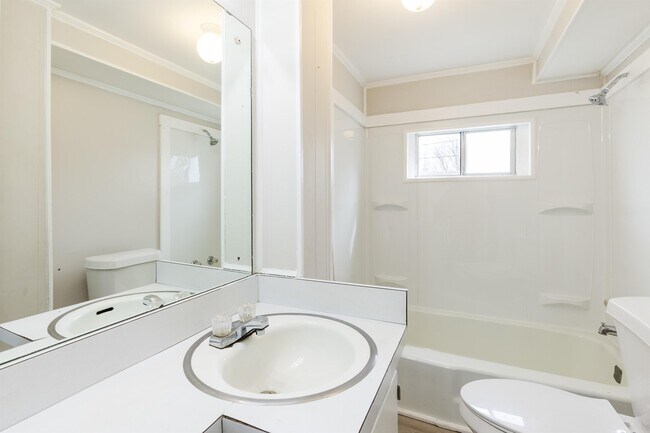 Building Photo - 22 E 7th St