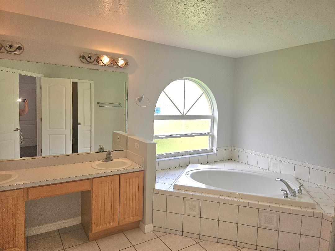 Primary Bathroom - 911 Wood Creek Dr