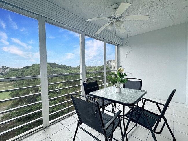 Building Photo - 535 Oaks Dr