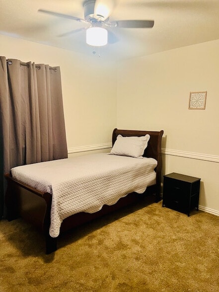 Building Photo - Room in House on E Mona Ave