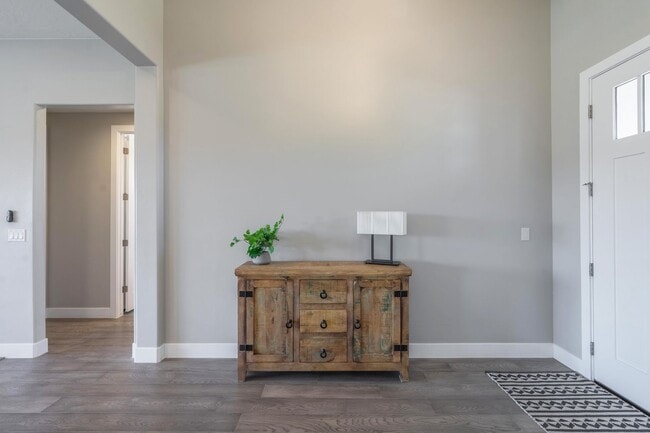 Building Photo - Stunning 5 Bed, 3 Bath Home with a 3 Car Garage