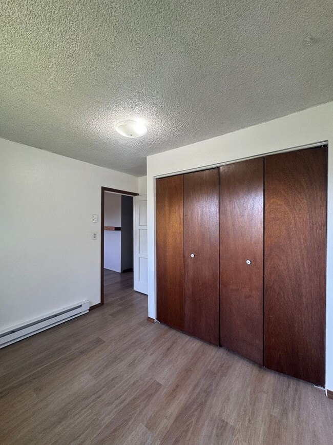 Building Photo - Bright and Welcoming 2-Bedroom Home