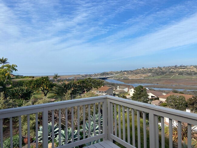 Building Photo - Updated 5 Bed, 3 Bath in Lomas Santa Fe Hi...
