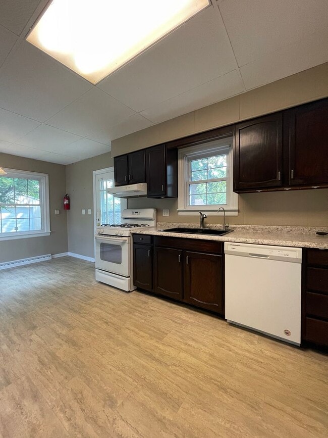 Building Photo - Three Bedroom Home in Kalamazoo