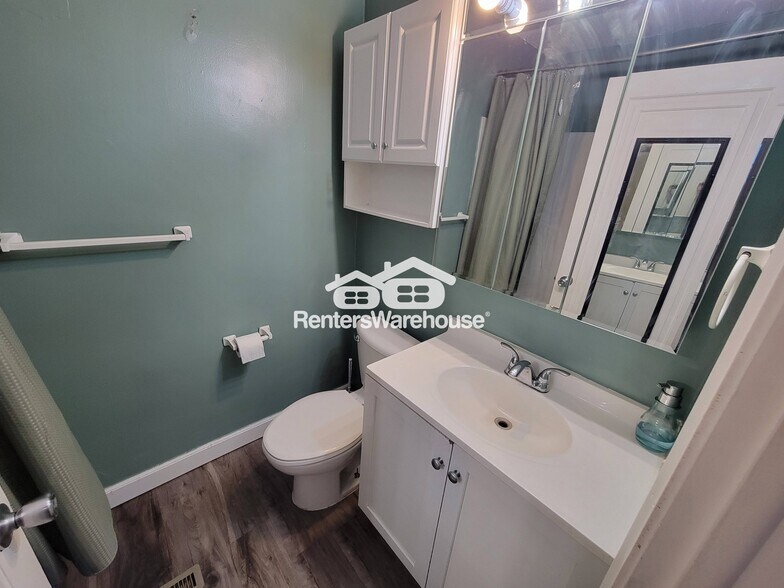 Building Photo - 9375 Country Dr