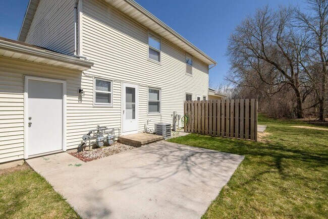 Building Photo - 208 Applewood Ln