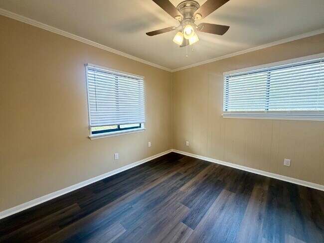 Building Photo - Two Bedroom Condo in Walking Distance to Hilton Head Island Beaches!