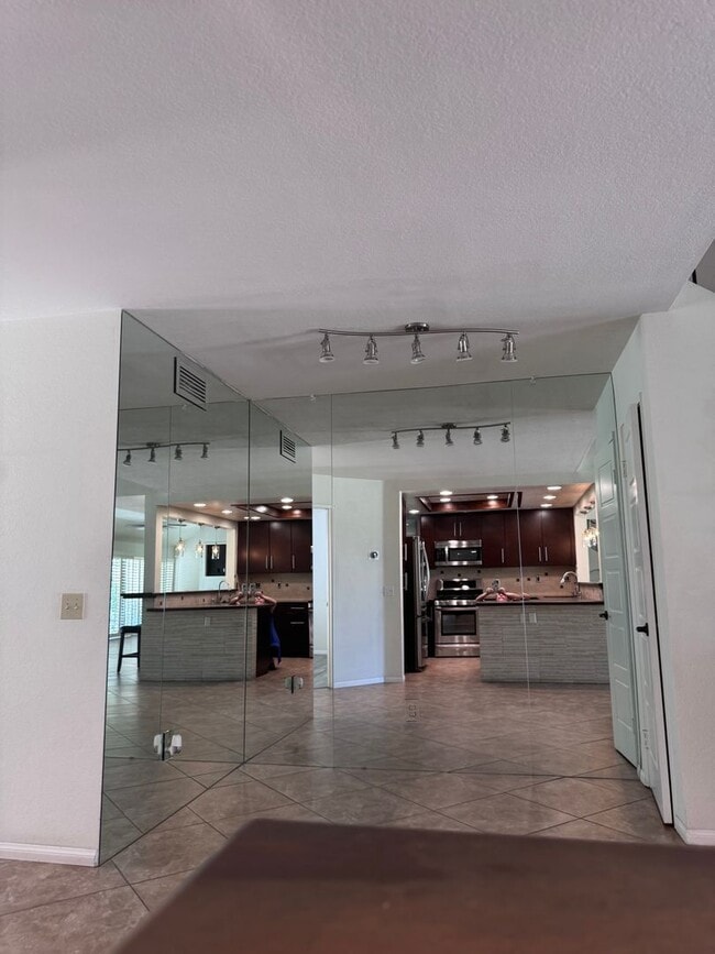 Building Photo - Woodhaven CC - Unfurnished 3br - Long Term