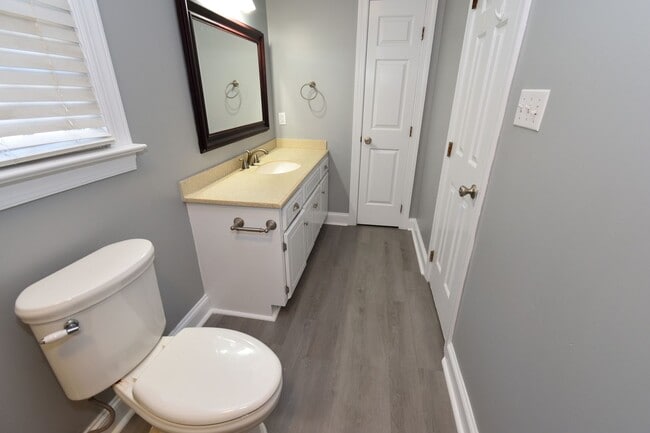 Building Photo - 3924 Hampton Dr