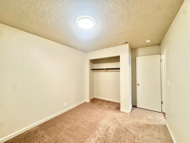 Building Photo - Beautiful 3 bedroom 2 bathroom single story!