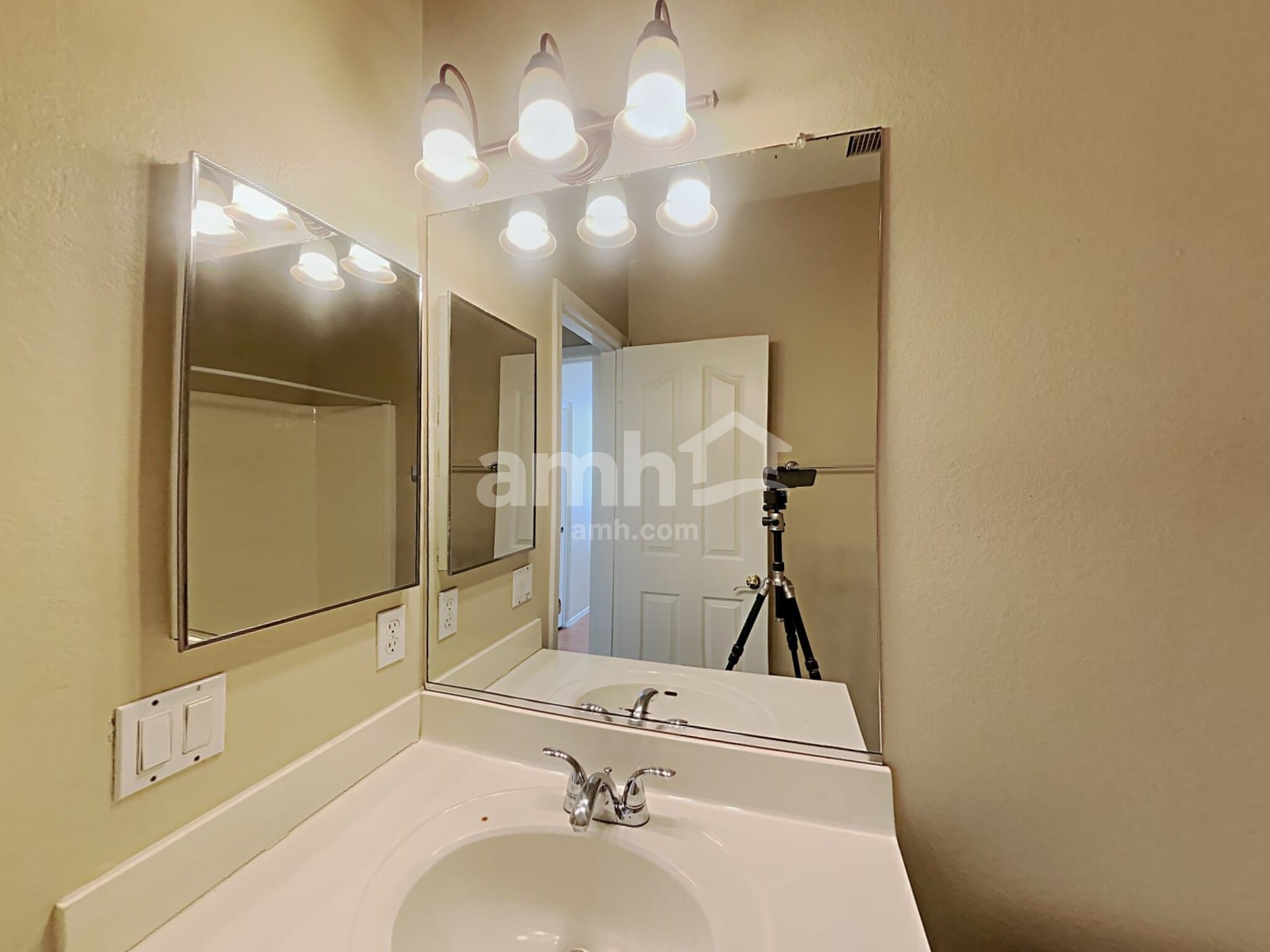 Building Photo - 13544 W Ironwood St