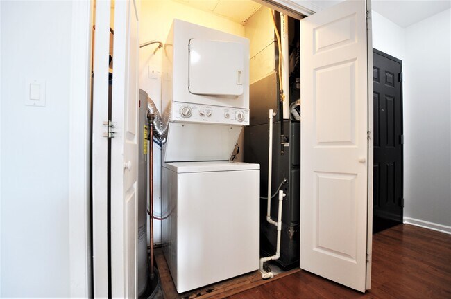 Building Photo - 3000 W Lawrence Ave