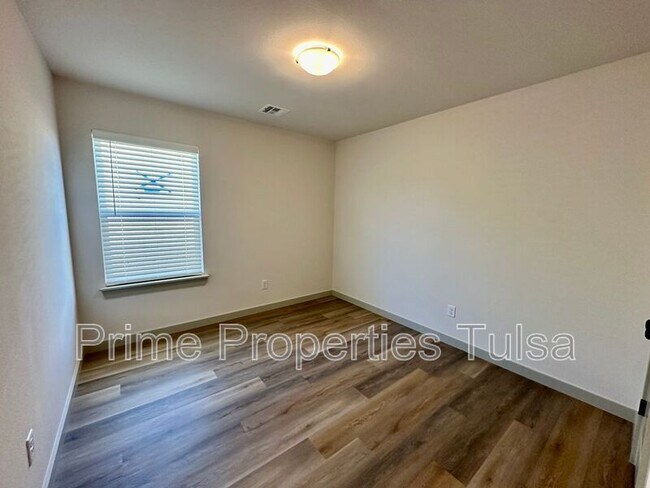 Building Photo - 13507 S 95th E Ave