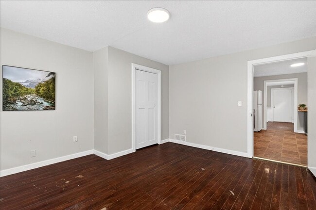 Building Photo - 4 Bedroom, 1.5 Bath house in Shelby Park, Fenced, Off-street Parking, Pets OKAY!