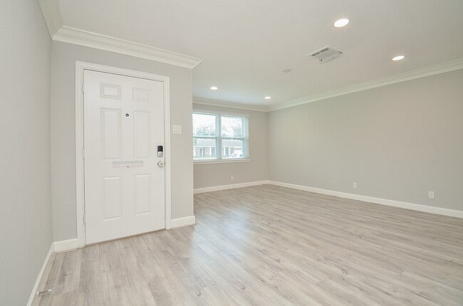 Building Photo - 9606 Highmeadow Dr