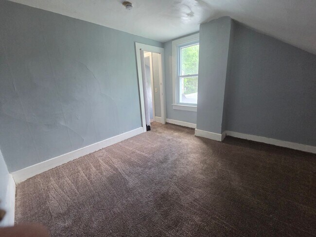 Building Photo - 2 bedroom townhouse style apartment on west side.