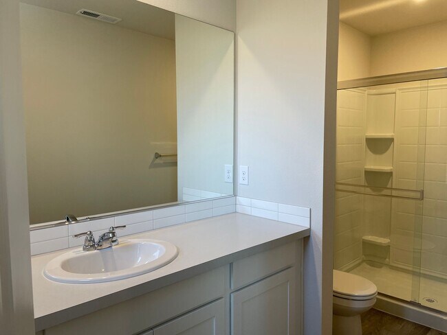 Building Photo - BEAUTIFUL 3 Bed 2.5 Bath Home in Vancouver! Stainless Steel Appliances!