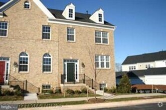 Building Photo - END UNIT TOWNHOUSE WITH 2 CAR GARAGE, 4 BE...