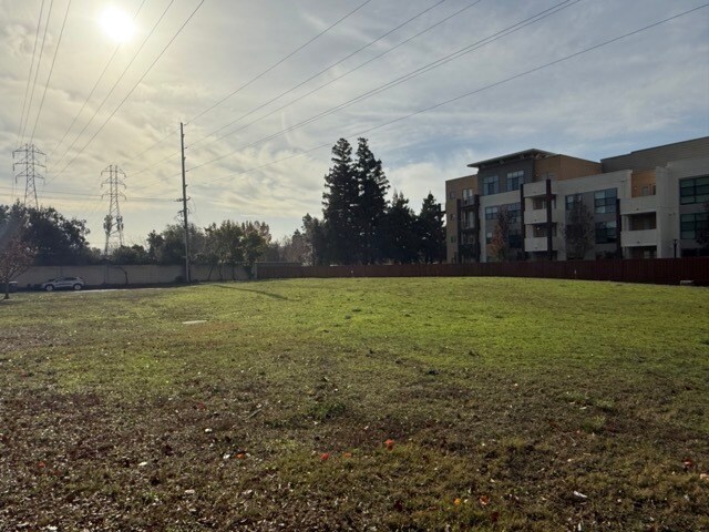 Building Photo - 618 Lakehaven Ter