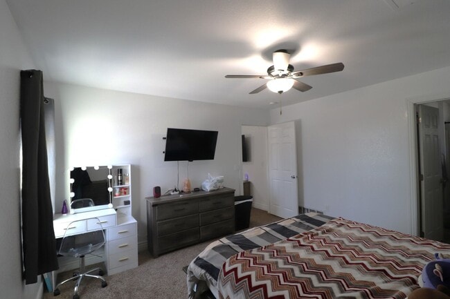 Building Photo - Spacious home for rent!