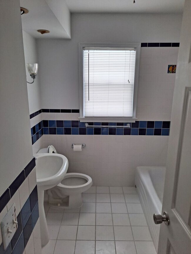 Building Photo - 3 bed 2 bath 1 car garage, with fenced in backyard right in Aksarben!