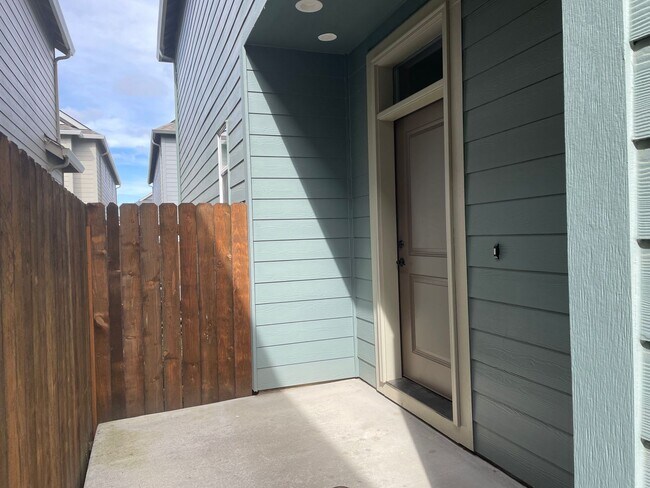Building Photo - GORGEOUS 3 BED/2 BATH OPEN CONCEPT HOME IN...