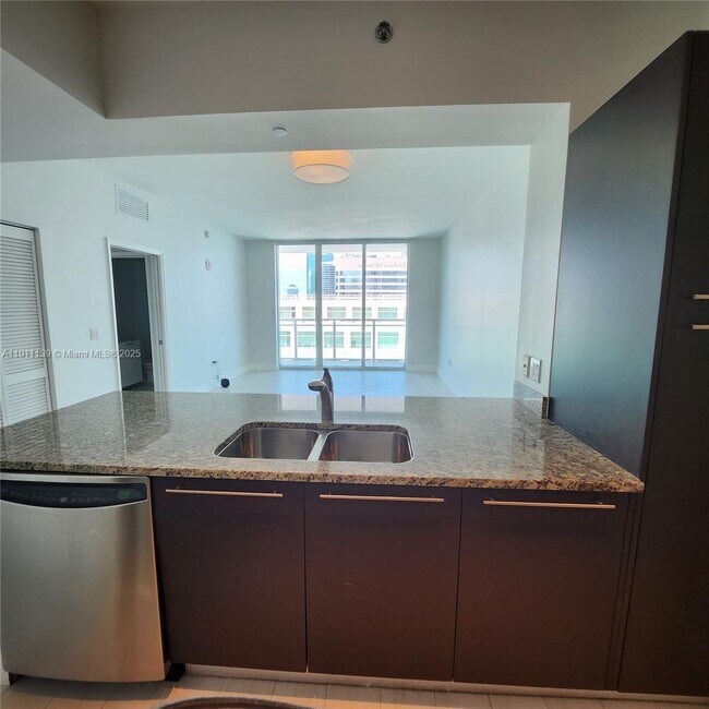 Building Photo - 950 Brickell Bay Dr