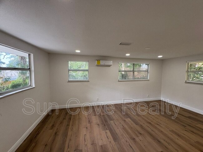 Building Photo - 807 E Genesee St